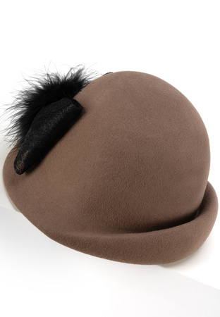 Brązowy kapelusz zdobiony kokardą i piórami