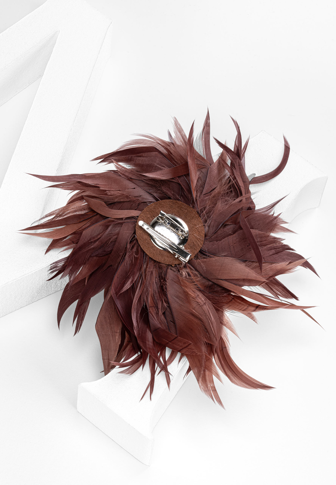 Broszka spinka z piórami w kolorze brązowym