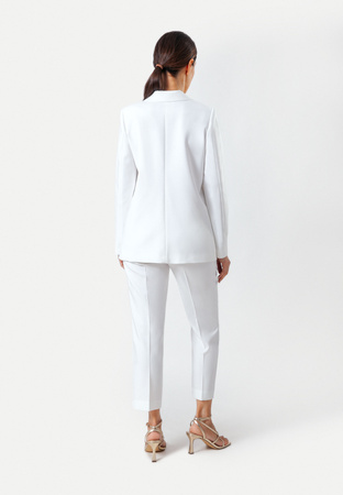 Biały żakiet ze złotym guzikiem