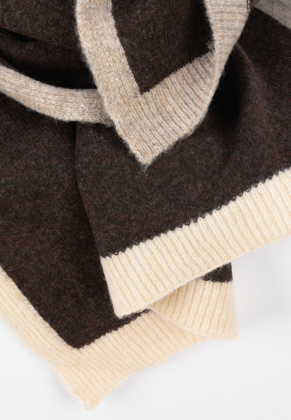 Brązowy szal z kontrastową lamówką