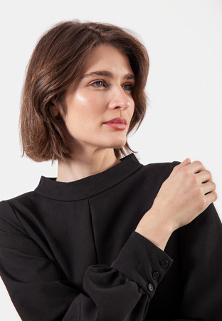 Czarna bluzka ze stójką