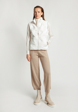 Beżowe dzianinowe joggery z dużymi kieszeniami