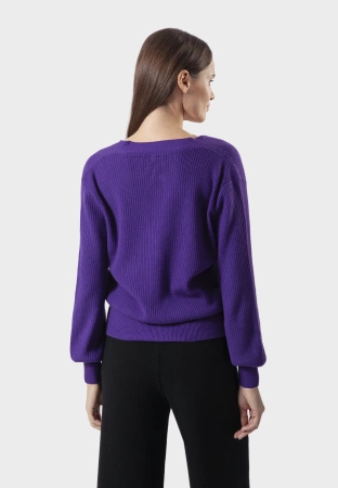 Fioletowy kardigan w serek z ozdobnymi guzikami