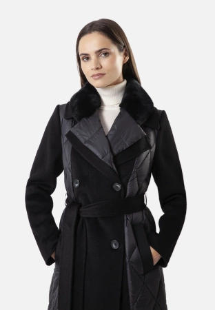 Czarny pikowany płaszcz z naturalnym kołnierzem