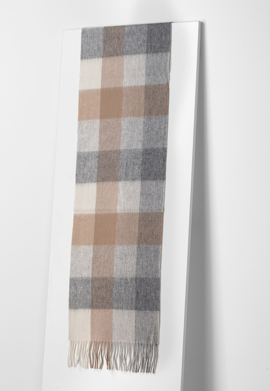 Wełniany szal w szarą kratę