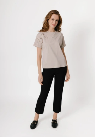 Beżowa bluzka z haftowanym wzorem