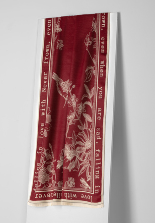 Beżowo-bordowy szal z napisami