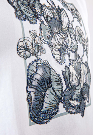 Biały t-shirt z kwiatową aplikacją