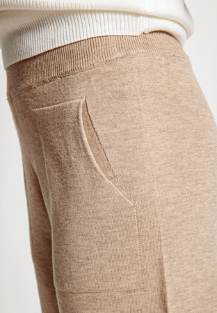Beżowe dzianinowe joggery z dużymi kieszeniami