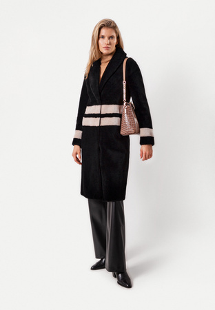 Wełniane futro z ozdobnymi pasami