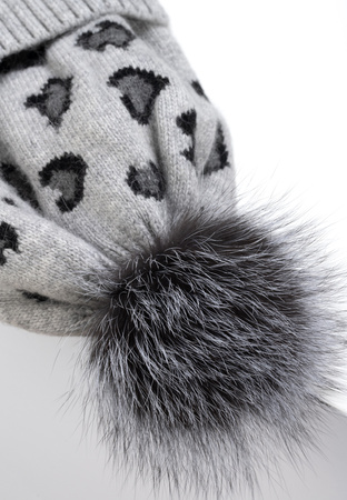 Szara czapka w panterkę z futrzanym pomponem