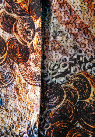 Koszulowa bluzka z wiskozy w oryginalny wzór