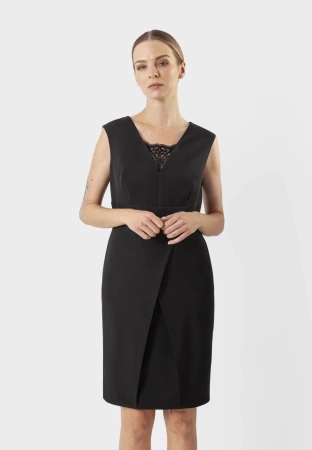 Elegancka czarna sukienka z odpinaną koronką