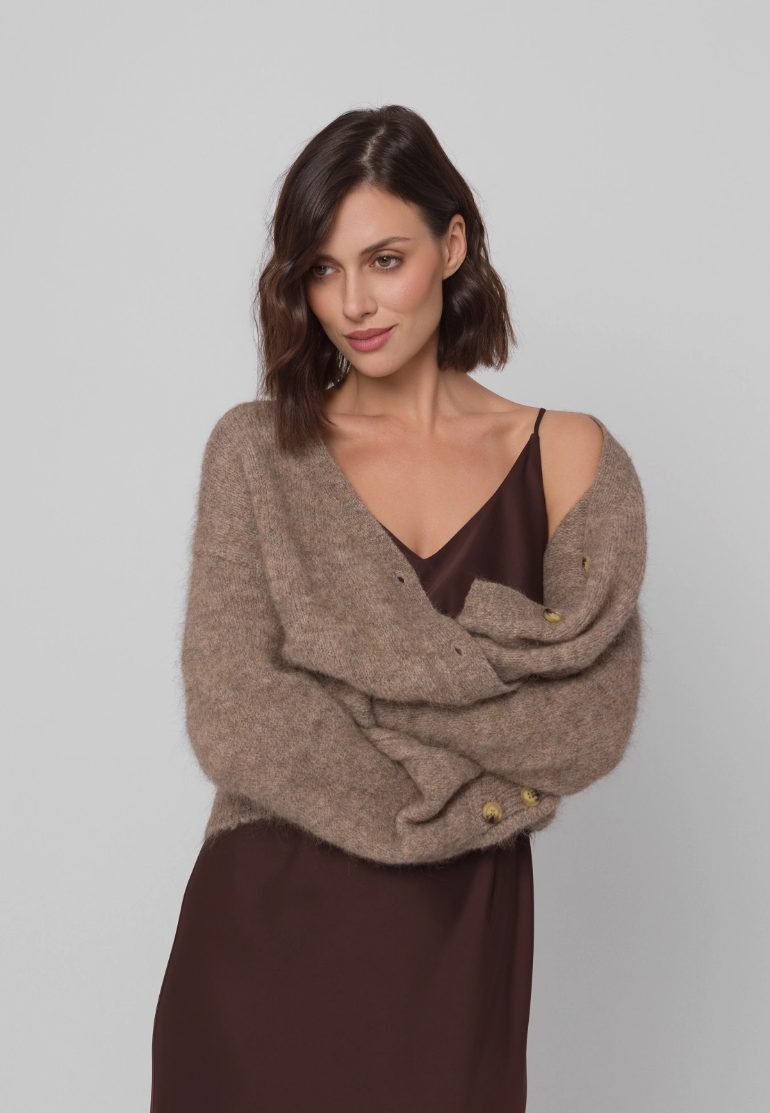 Brązowa sukienka na cienkich ramiączkach