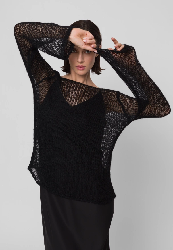 Lekki ażurowy sweter w kolorze czarnym