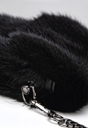Czarna torebka etui z naturalnego futra