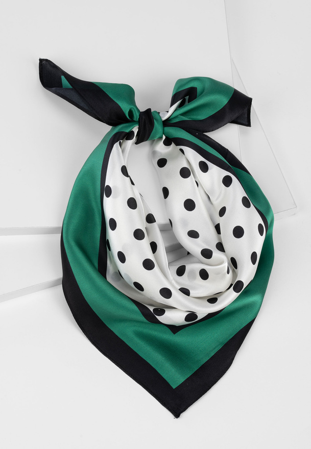 Jedwabna apaszka w grochy z zielenią