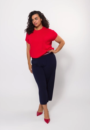 Granatowe spodnie z dzianiny z ozdobnym pasem i kieszonkami