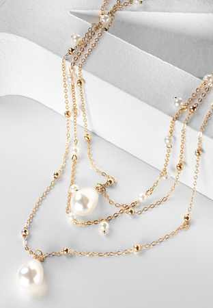 Kaskadowy naszyjnik z perłowymi koralikami