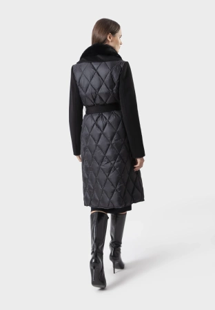 Czarny pikowany płaszcz z naturalnym kołnierzem