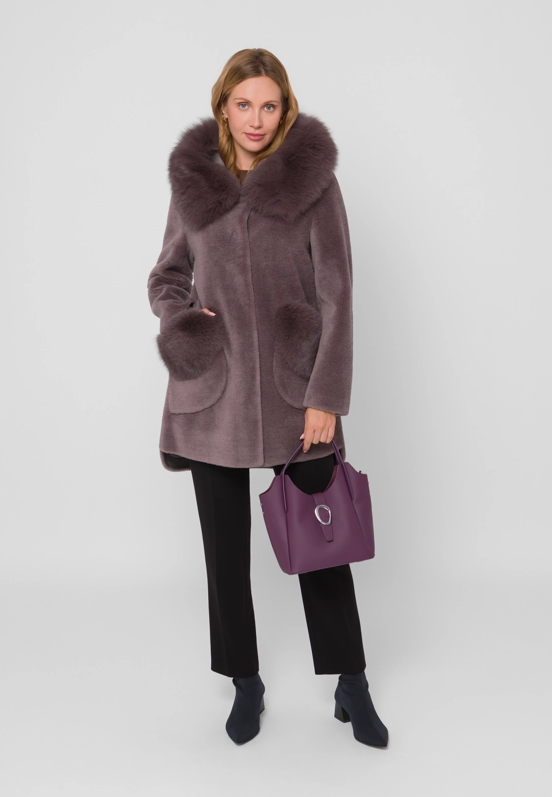 Torebka w kolorze śliwkowym z ozdobnym zapięciem