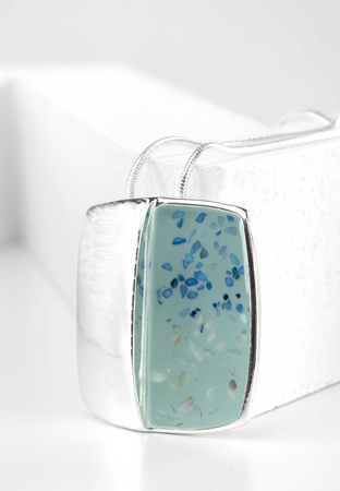 Naszyjnik z kwadratową zawieszką