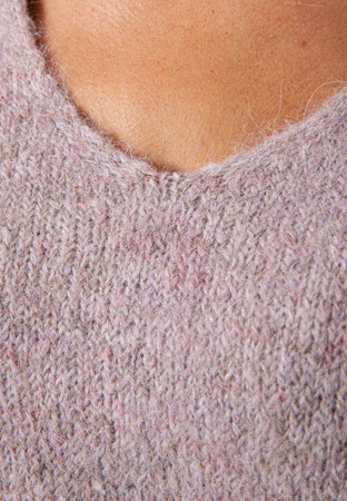 Sweter w serek z alpaką