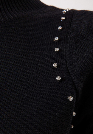 Czarny półgolf z ozdobnymi cyrkoniami