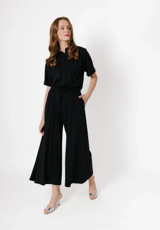 Kombinezon zapinany do pasa z szerokimi nogawkami