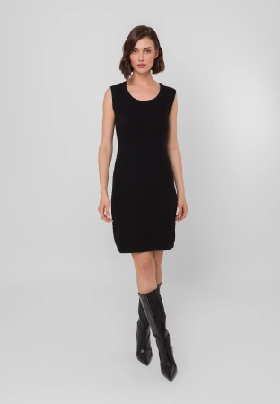 Dzianinowa sukienka bez rękawów z charakterystyczną fakturą