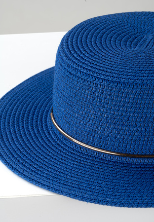 Niebieski słomkowy kapelusz