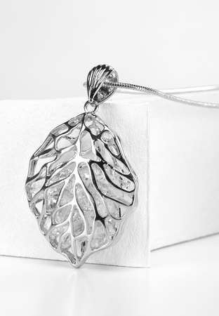 Naszyjnik z zawieszką w kształcie liścia z błyszczącymi kamieniami