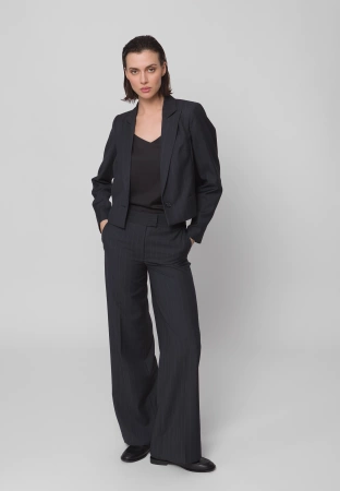 Krótki żakiet w prążek na jeden guzik