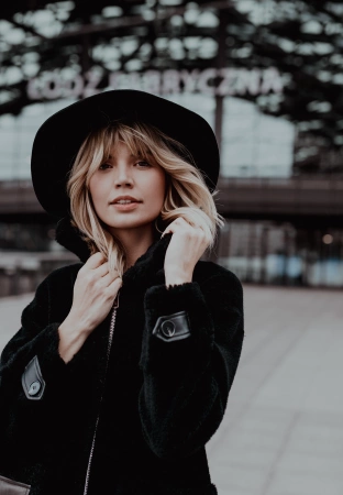 Czarny wełniany kapelusz