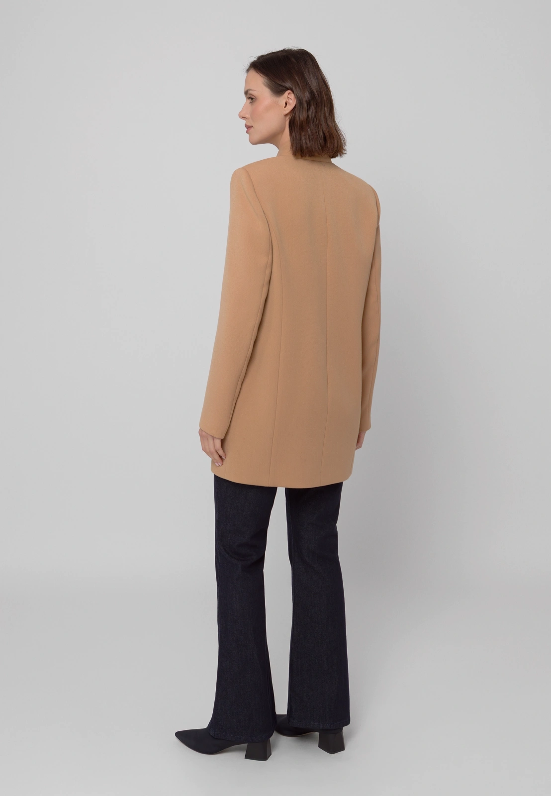 Krótki camelowy płaszcz z wiskozą