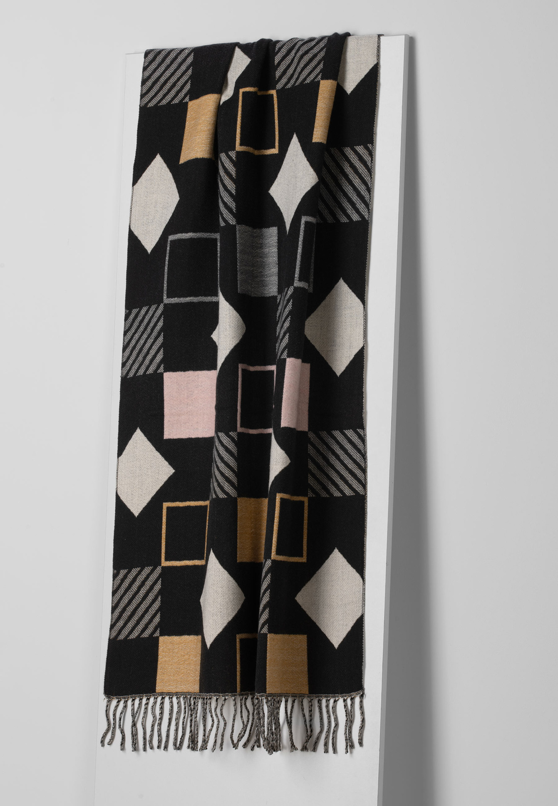 Czarny szal w kolorowe kwadraty