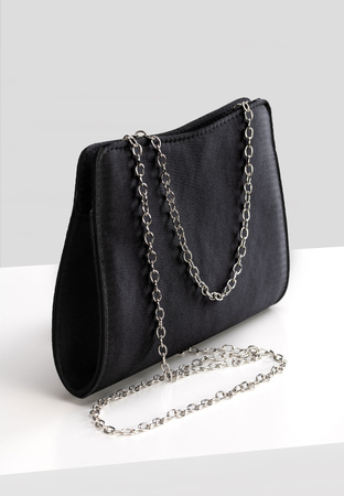 Elegancka torebka z ozdobną rączką w kolorze czarnym