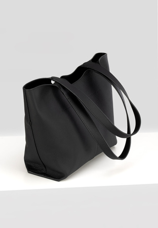 Czarna torebka do ręki z oryginalnym zapięciem