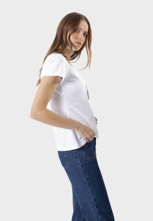 Biały t-shirt z kwiatową aplikacją