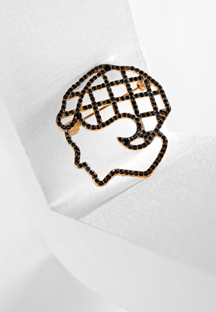 Broszka w kształcie kobiecej głowy