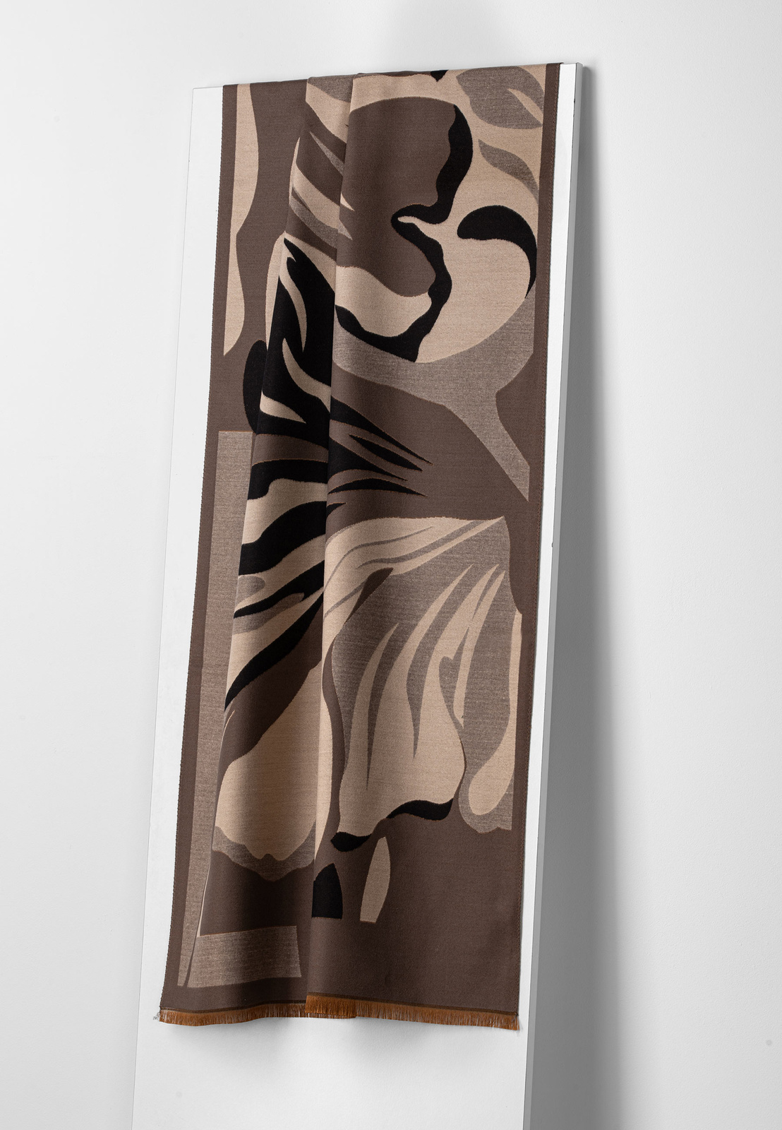 Wzorzysty brązowy szal