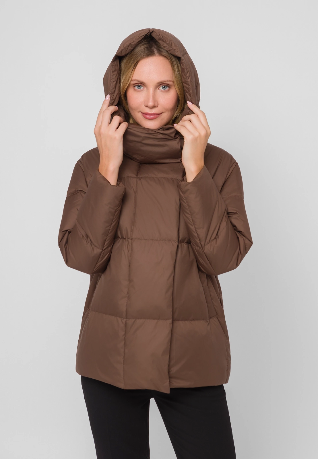 Brązowa pikowana kurtka z kapturem