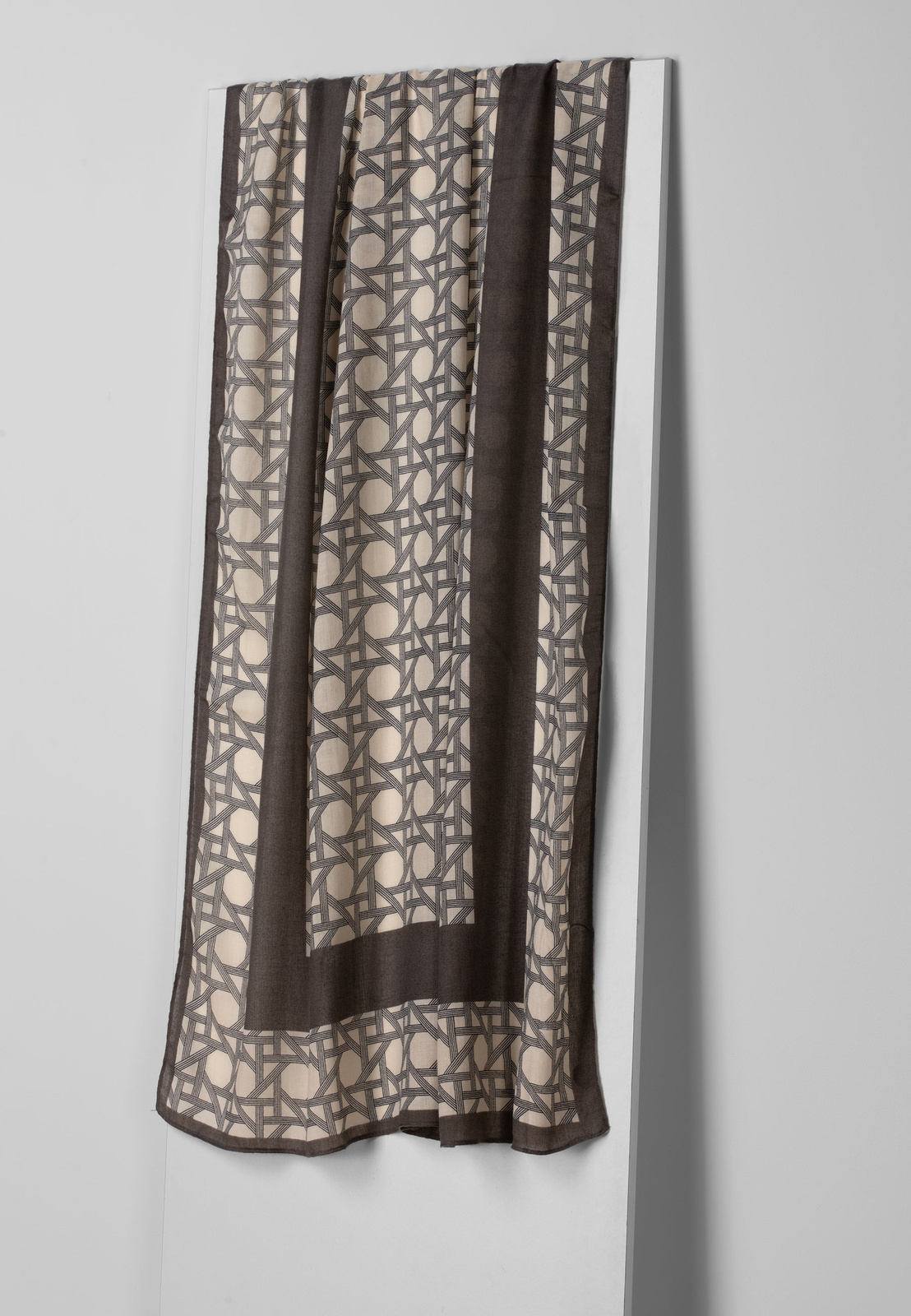 Wiskozowy szal w geometryczne wzory