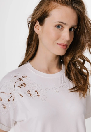 Ecru bluzka z haftowanym wzorem