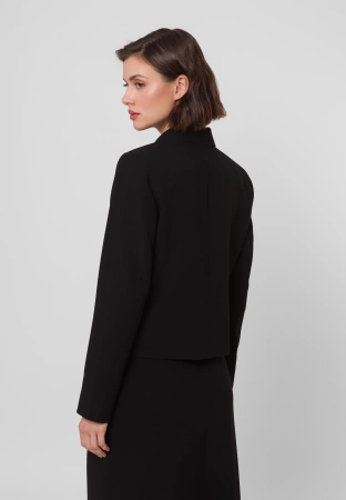Krótki czarny żakiet z klasycznym kołnierzem