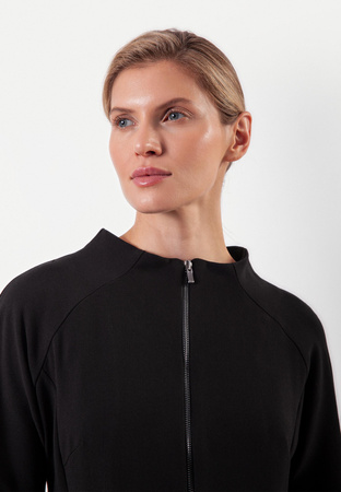 Prosta sukienka ze stójką zapinana na suwak