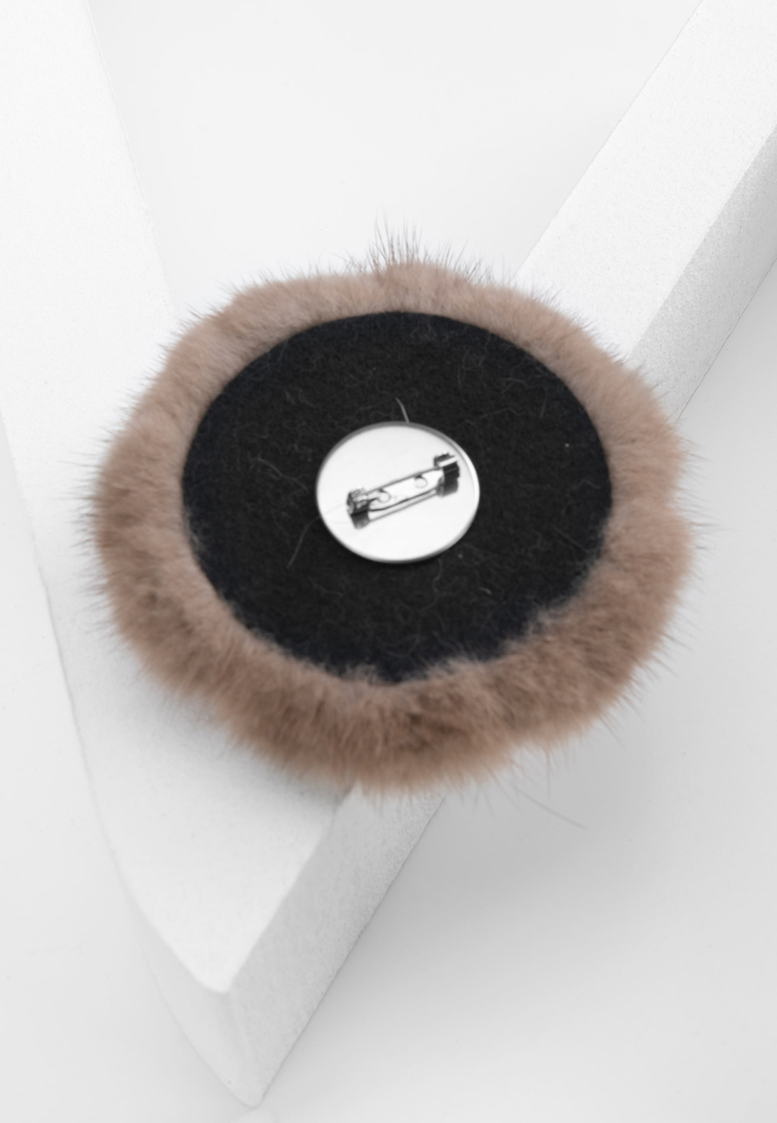 Beżowa broszka z naturalnym futrem