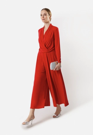 Czerwony kombinezon z lejącej tkaniny