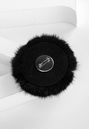 Czarna broszka z naturalnym futrem