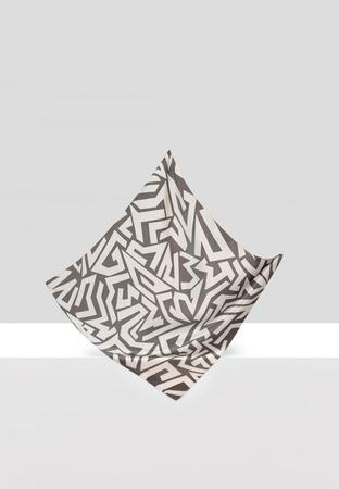 Jedwabna apaszka w geometryczne wzory